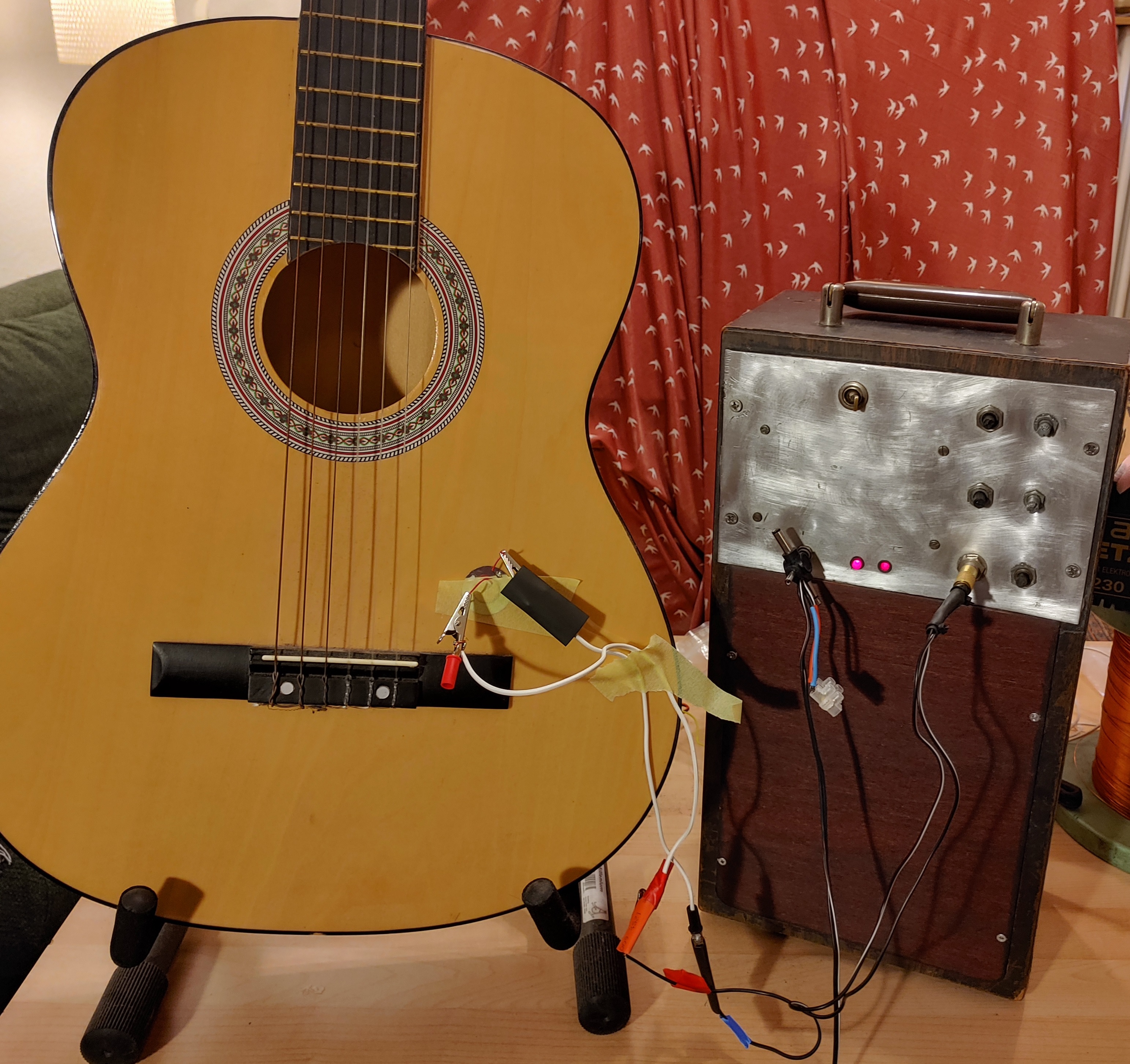 Am Ende steht der Praxistest an. Als Stimmabnehmer wird eine Piezoelektrische Keramik provisorisch angebracht und über einen 
					parallelen hochohmigen Widerstand an den Eingang des Verstärkers angeschlossen.