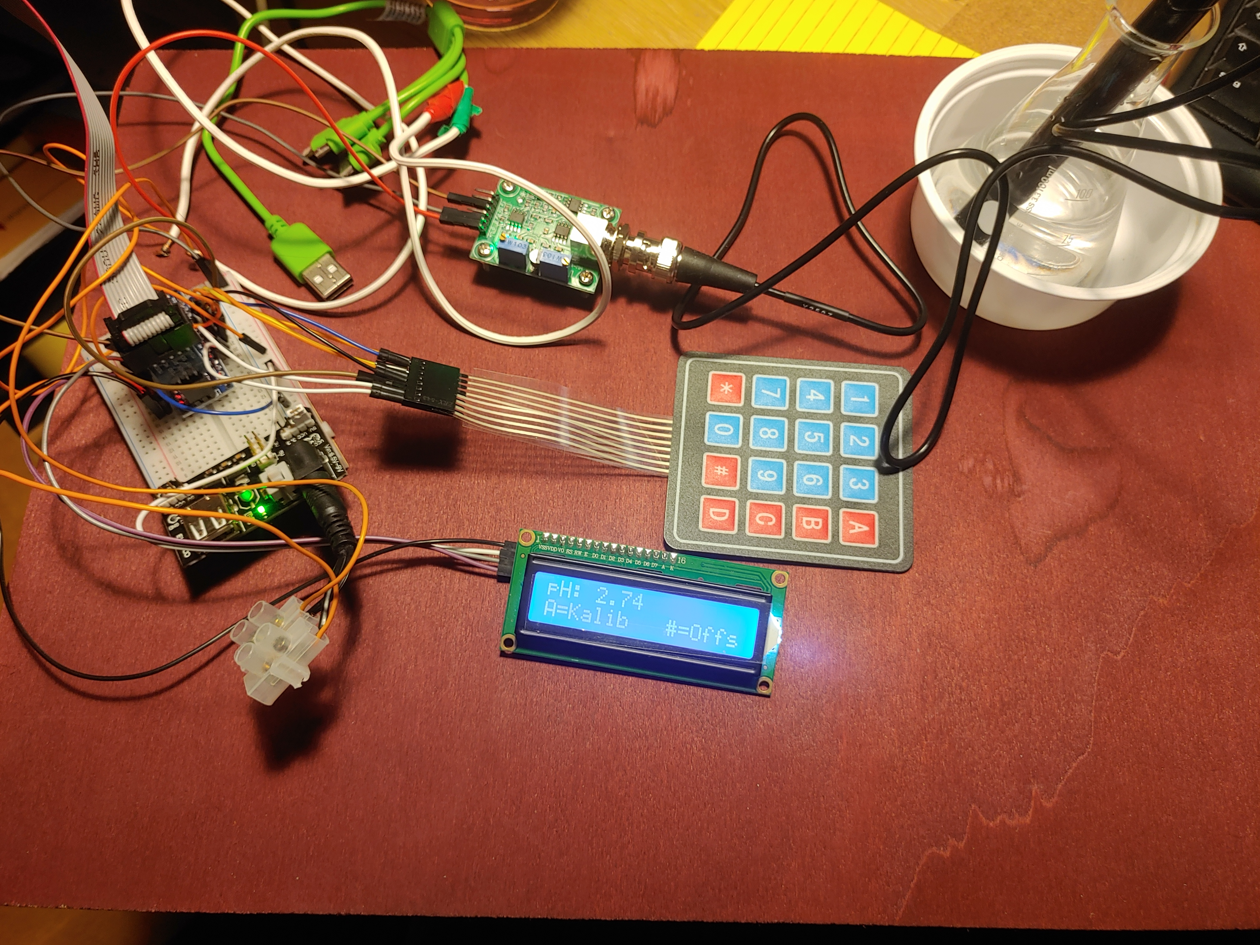 Interaktives pH-Meter mit einem Keypad und LCD-Display